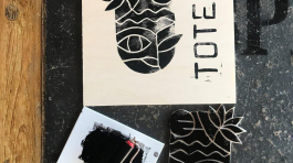 Linogravure pour Totem Communication Marketing Ile de Ré