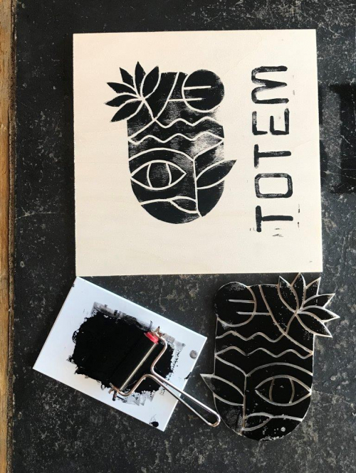 Linogravure pour Totem Communication Marketing Ile de Ré